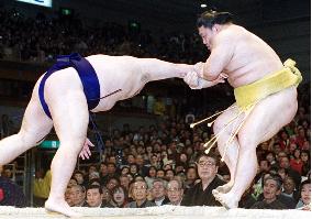 Unbeaten Takatoriki keeps lead at spring sumo